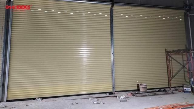Giá cửa cuốn kéo tay mới nhất: Có thật sự rẻ hơn cửa tự động?