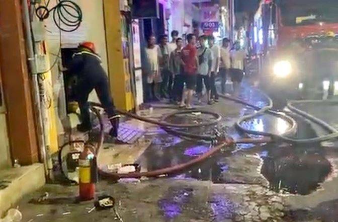 Cảnh sát cắt cửa cuốn dập lửa cửa hàng quảng cáo